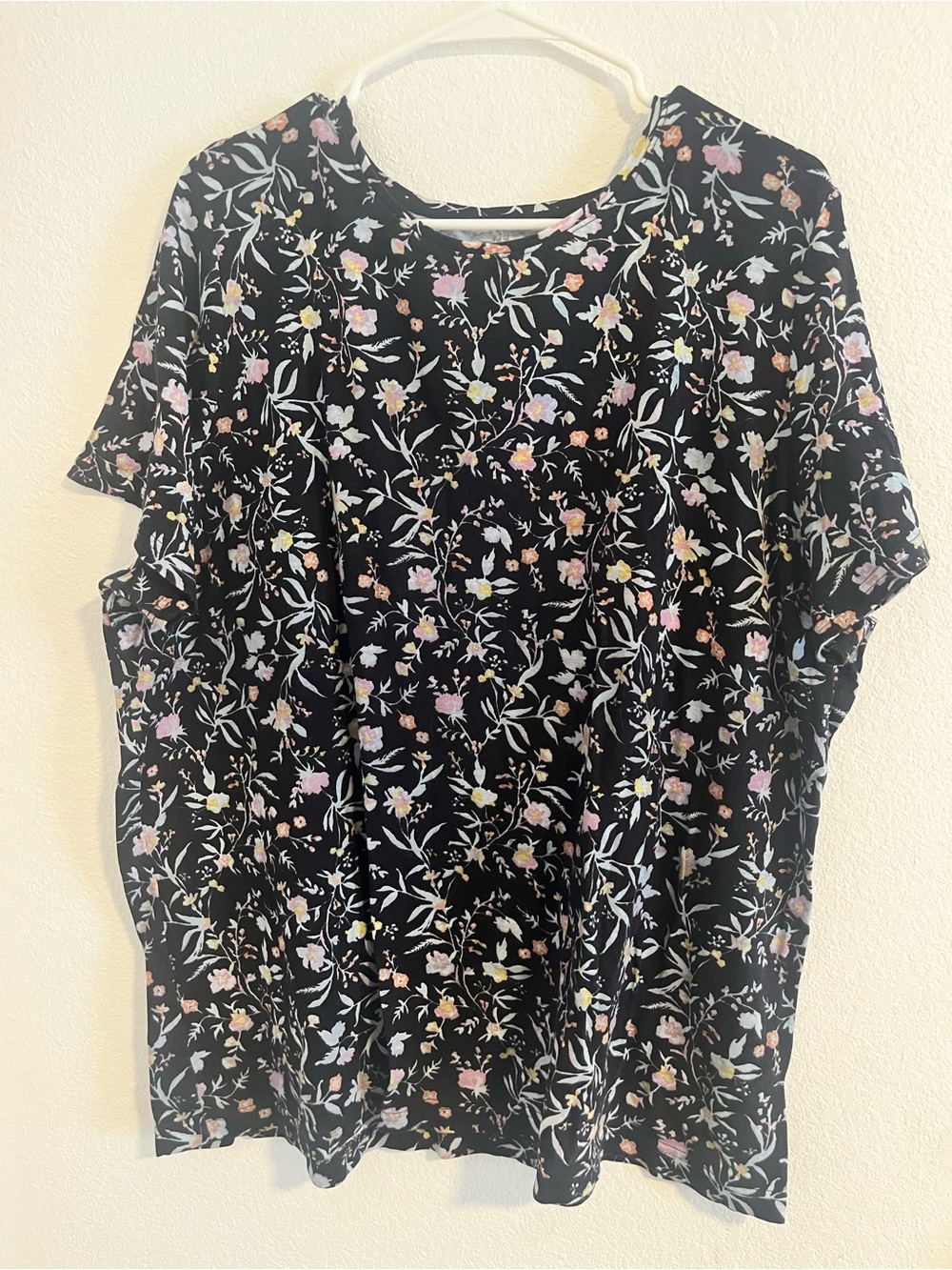 croft & barrow Black Floral Short Sleeve Tee with Pastel Blooms NWOT L387